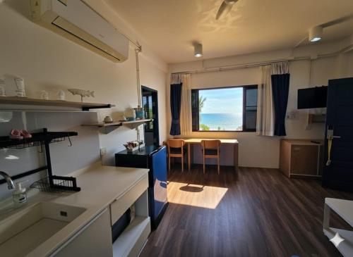 cocina y sala de estar con vistas al océano en The Rock Samui Poshtel Lamai Beach, en Lamai