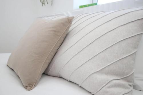 Ένα ή περισσότερα κρεβάτια σε δωμάτιο στο Rustic Design Retreat Opposite Principality Stadium