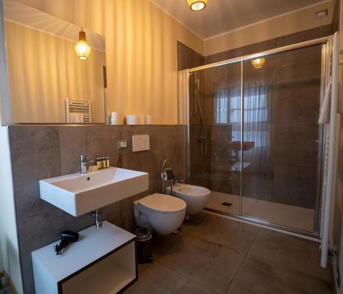 Hotel Casa Alpina في فولاريا: حمام مع حوض ومرحاض ودش