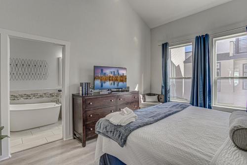 Postel nebo postele na pokoji v ubytování Gorgeous 4 Bed Home on St Mary's - Minutes to Riverwalk/Pearl