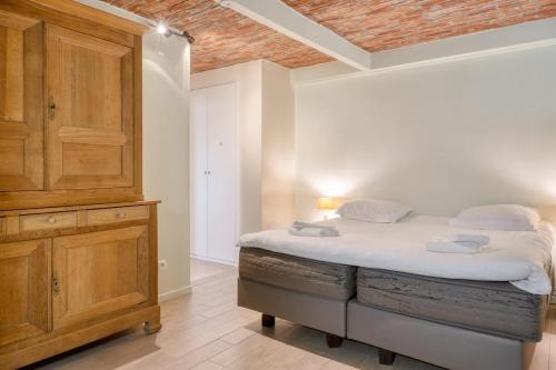 En eller flere senge i et værelse på Stylish Nature Hideaway Cozy Apartment with View