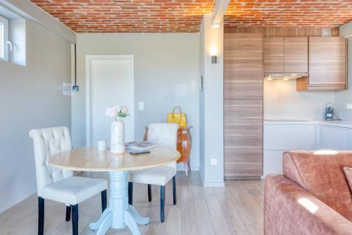 Et opholdsområde på Stylish Nature Hideaway Cozy Apartment with View