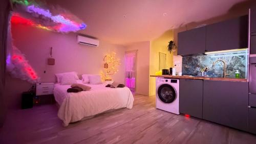 Кровать или кровати в номере Bali Love Room Jacuzzi Balnéo Home cinéma