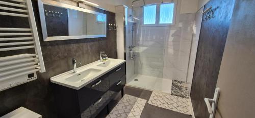 a bathroom with a sink and a shower at Maison de vacances au milieu des vignes in Cazaubon