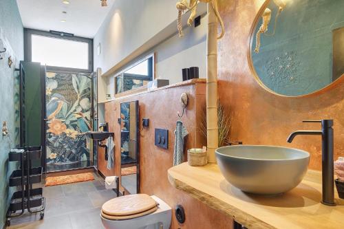 Ένα μπάνιο στο Black Forest Lodge