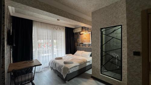 Ένα ή περισσότερα κρεβάτια σε δωμάτιο στο Tuzla Sahil Enjoy Hotel