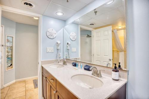 een badkamer met twee wastafels en een grote spiegel bij Beach Cove Resort Unit 321 with Direct Oceanfront Balcony in Myrtle Beach