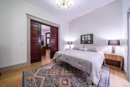 Una cama o camas en una habitación de The Plum Suite