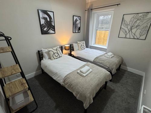 En eller flere senge i et værelse på Modern 2BR Blairgowrie Cottage