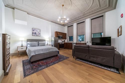 een slaapkamer met een bed en een flatscreen-tv bij Candlestick Suite in Sedalia