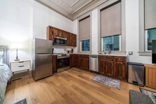 een keuken met houten kasten en roestvrijstalen apparatuur bij Candlestick Suite in Sedalia