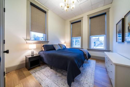 The Conservatory في سيداليا: غرفة نوم بسرير وملاءات زرقاء ونوافذ