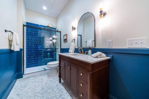 The Conservatory في سيداليا: حمام أزرق مع حوض ومرحاض