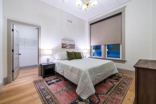 Una cama o camas en una habitación de The Library