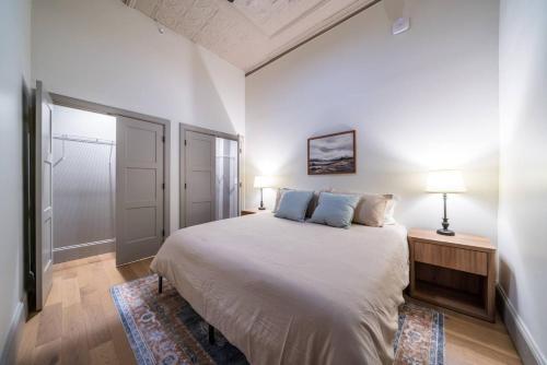 Una cama o camas en una habitación de The Study