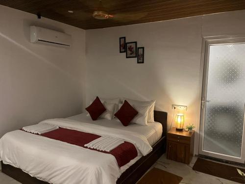 Un pat sau paturi într-o cameră la Casa Beach hut Resort