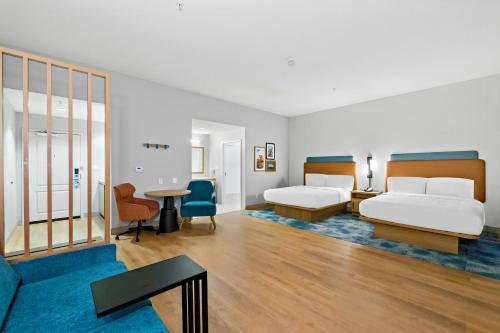 ein Hotelzimmer mit zwei Betten und einem Tisch in der Unterkunft Hampton Inn & Suites Lancaster in Lancaster