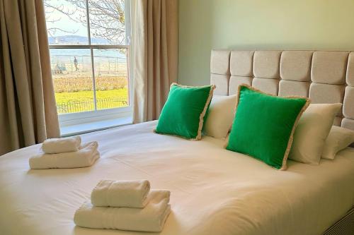 The Kittiwakes Perch في ذا مامبلز: سرير كبير عليه منشفتين مع نافذة