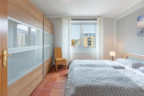 Stadtlust 2 في هوسوم: غرفة نوم بها سريرين ونافذة