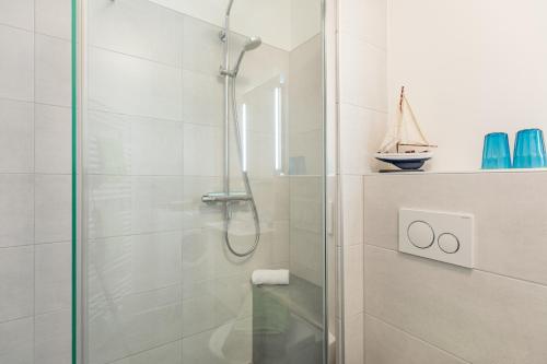 Stadtlust 2 في هوسوم: حمام مع دش وباب زجاجي