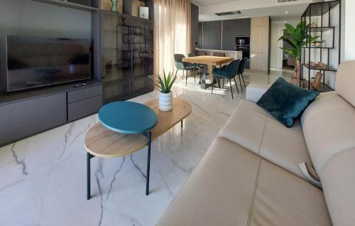 Et tv og/eller underholdning på Nice Apartment In Orihuela Costa