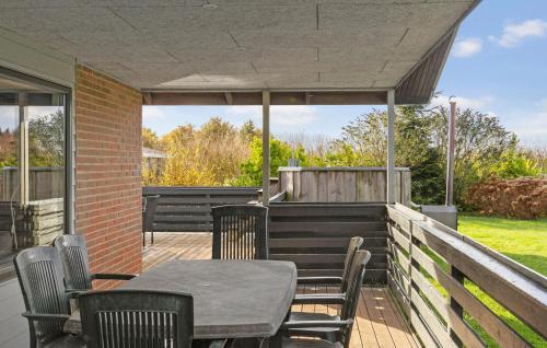 Балкон или терраса в 3 Bedroom Amazing Home In Otterup