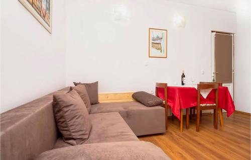 2 Bedroom Gorgeous Apartment In Zivogosce
