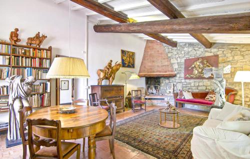 Una sala de estar con una mesa y una chimenea de piedra. en Gorgeous Home In Firenze, en Il Portico