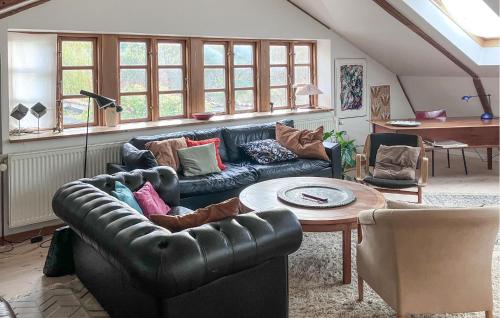 a living room with a couch and a table at 2 Bedroom Cozy Apartment In Hundested in Kikhavn