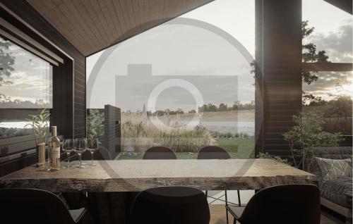 HasmarkNice Home In Otterup With Sauna的带桌子和大窗户的餐厅