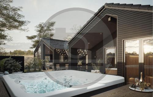 HasmarkNice Home In Otterup With Sauna的浴缸位于房子前