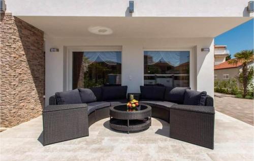 Et opholdsområde på Beautiful Apartment In Vodice