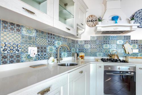 Una cocina o cocineta en Hostdomus - Luce di Verezzi