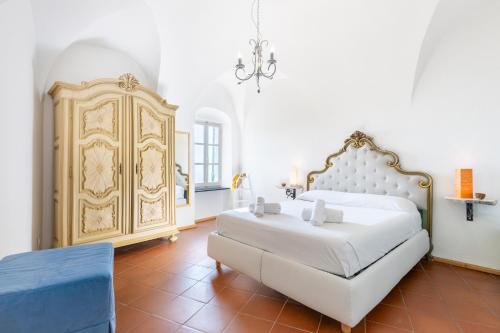 Una cama o camas en una habitación de Hostdomus - Luce di Verezzi