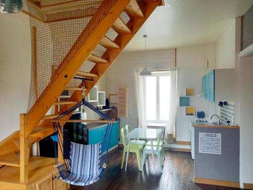 una cucina e una sala da pranzo con scala in una casa di Spa Wifi Canal Plus a Rouillé