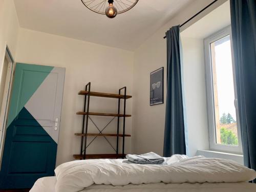 una camera con un letto e una porta blu di Spa Wifi Canal Plus a Rouillé