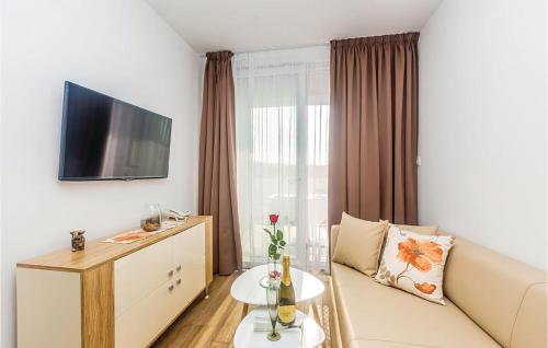 Et tv og/eller underholdning på Stunning Apartment In Punat