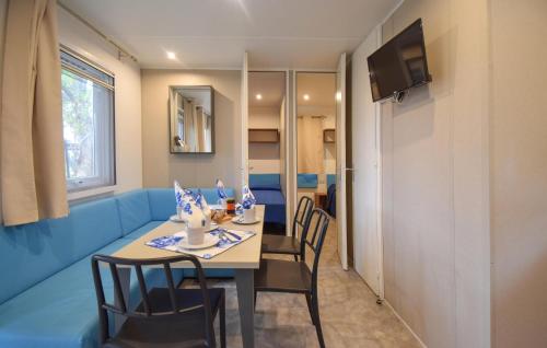 Lovely Home In Tarquinia With Swimming Pool في Porto Clementino: غرفة طعام بها طاولة وكراسي