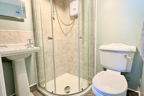 un bagno con doccia, WC e lavandino di The Little Egret a Swansea
