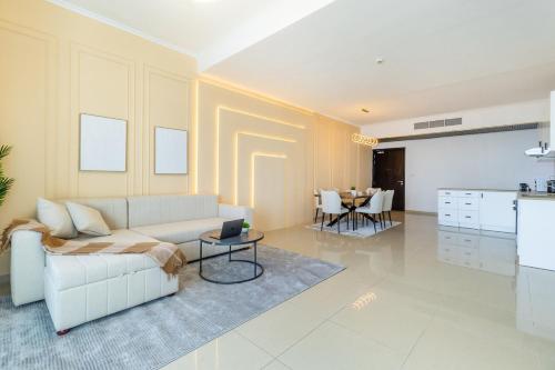 Luxury 3 BR in Dubai Marina By dPie DEC 2003