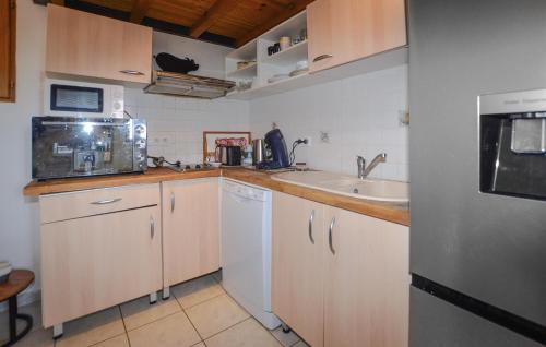 Η κουζίνα ή μικρή κουζίνα στο Cozy Apartment In Cuttoli With Wifi