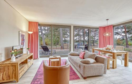 Χώρος καθιστικού στο Stunning Home In Sassenburg Stüde