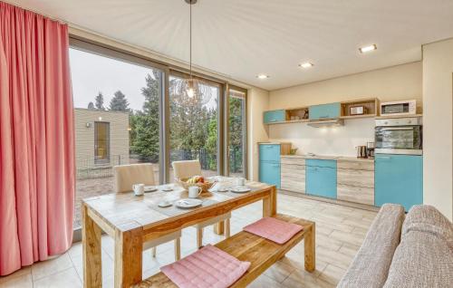 Η κουζίνα ή μικρή κουζίνα στο Stunning Home In Sassenburg Stüde