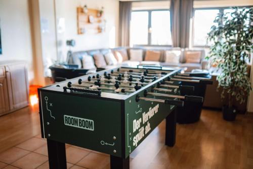 een groot schaakbord in de woonkamer bij The Great View Sauna & more in Harscheid