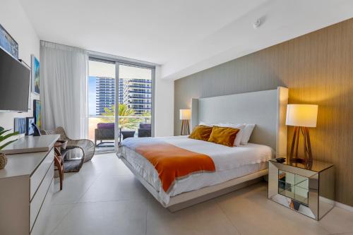 Кровать или кровати в номере Lyfe Resort Hollywood, Florida