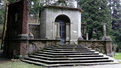 塞拉圣布鲁诺IL Vicoletto的建筑物内通往大门的一组楼梯。