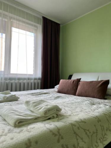 Ένα ή περισσότερα κρεβάτια σε δωμάτιο στο ROŽĖS BUTAS Apartment