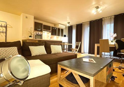 Appartement 60m2 - 6 pers max - dernier étage - Parking gratuit - Paris Montrouge - Métro 4min - spacieux, calme et ensoleillé - Free Wifi