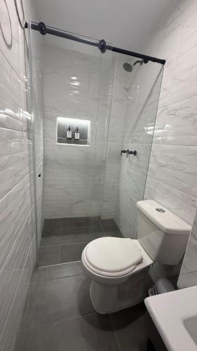 Ένα μπάνιο στο Apartment 5 minutes from the airport, stadium and Unicentro