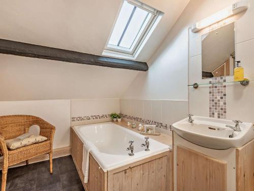 ein Badezimmer mit Waschbecken und Badewanne in der Unterkunft 4 Bed in Rosthwaite 86392 in Rosthwaite